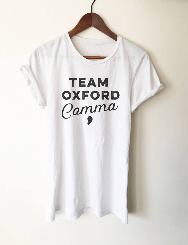 Team Oxford Komma Unisex T-Shirt - Buchliebhaber T-Shirts Geschenk Bücherwurm Bibliophile Grammatik Vokabel Satzzeichen Team Oxford Komma Unisex T-Shirt - Buchliebhaber T-Shirts Geschenk Bücherwurm Bibliophile Grammatik Vokabel Satzzeichen von StagandPeachCo