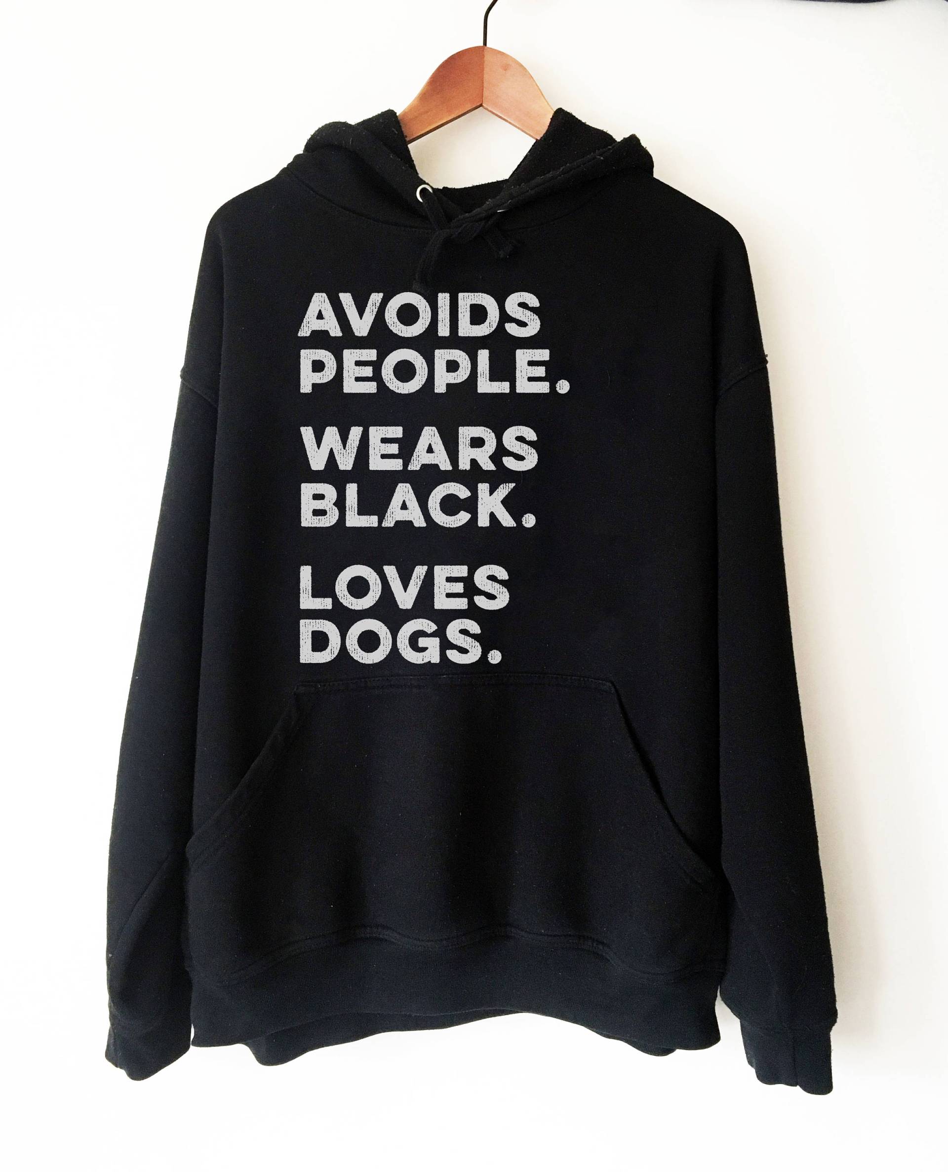 Vermeidet Menschen, Trägt Schwarz, Liebt Hunde Hoodie - Introvertierter Hoodie, Introvertiertes Shirt, Geschenk, Antisoziales Sozial Ungeschickt von StagandPeachCo