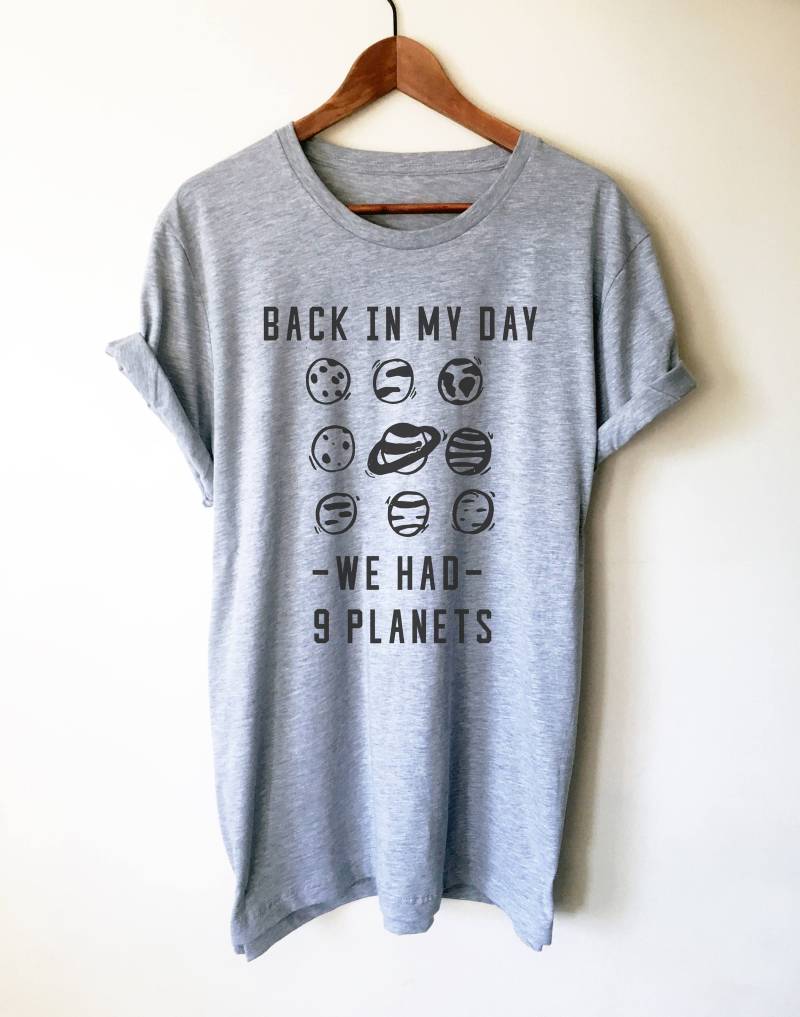 Zu Meiner Zeit Hatten Wir Neun Planeten Unisex Shirt - Pluto Shirt, Astronomie Hoodie, Astronom Geschenke, Tshirt, Geschenk Für Astronomen Zu Meiner Zeit Hatten Wir Neun Planeten Unisex Shirt - Pluto Shirt, Astronomie Hoodie, Astronom Geschenke, Tshirt, Geschenk Für Astronomen von StagandPeachCo