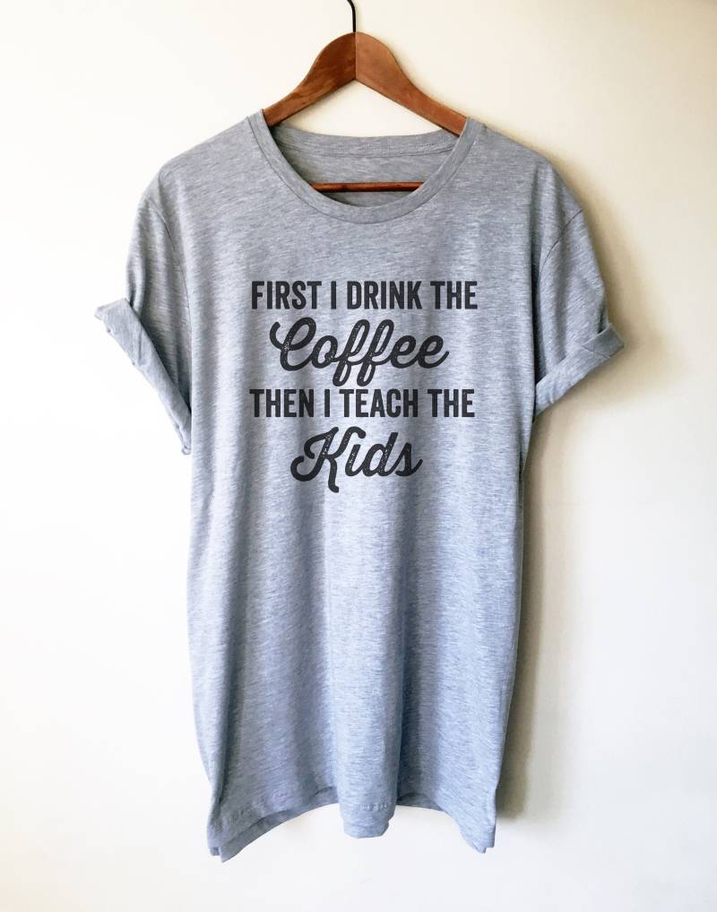 Zuerst Trinke Ich Den Kaffee, Dann Lehre Das Kinder Unisex Shirt - Lehrerleben Shirt, Lehrer Wertschätzung, Lustiges von StagandPeachCo