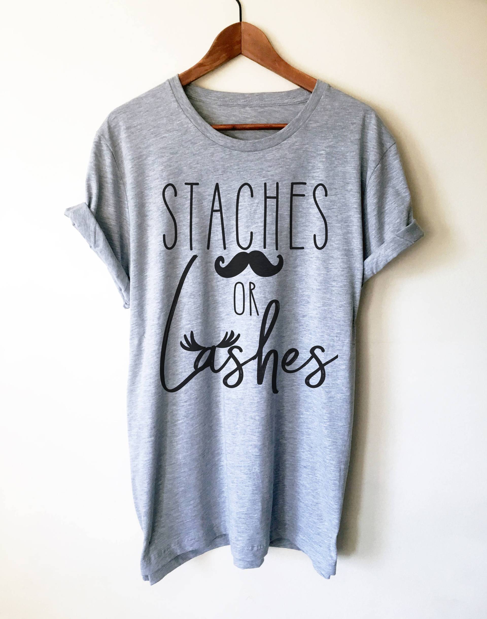 staches Or Lashes T-Shirt - Schwangerschaftsankündigung Schwangerschaft Enthüllen Shirt Süßes Mutterschaftsshirt Gender Reveal staches Or Lashes T-Shirt - Schwangerschaftsankündigung Schwangerschaft Enthüllen Shirt Süßes Mutterschaftsshirt Gender Reveal von StagandPeachCo