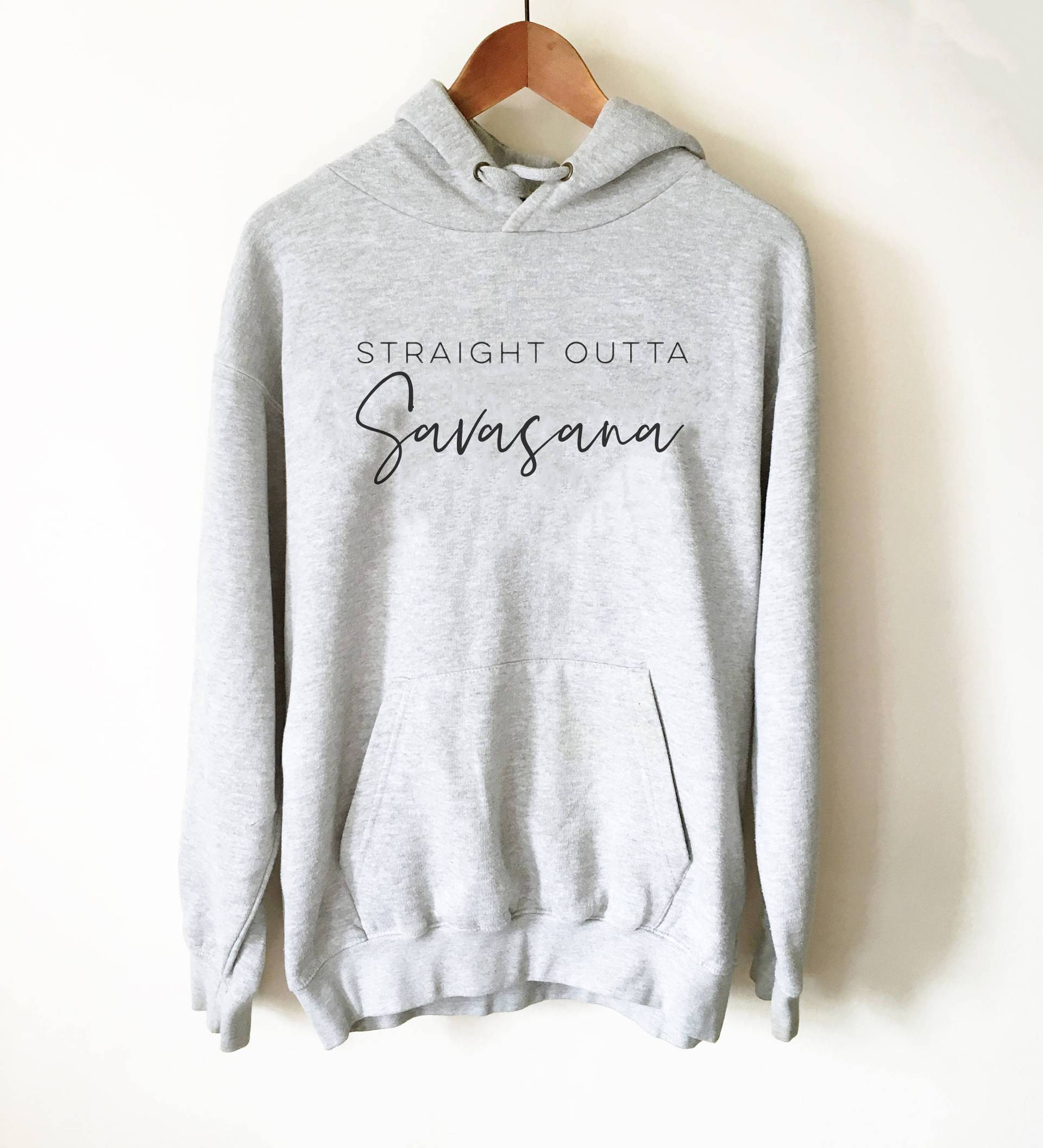straight Outta Savasana Kapuzenpullover - Yoga Shirt | Geschenk Für Yoga-Liebhaber Lustiges Yoga-Shirt Yoga-T-Shirt Heiße Yoga-Shirts von StagandPeachCo