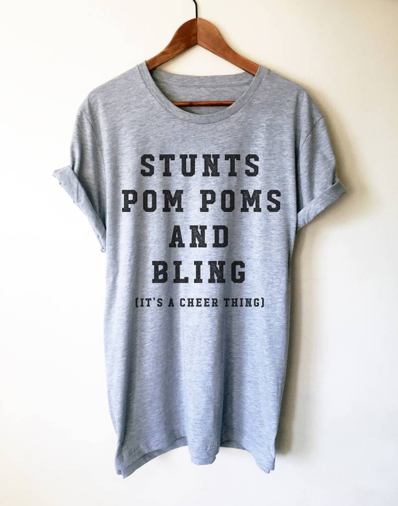 stunts Pom Poms Und Bling Unisex Shirt | Cheerleader Jubel-Trainer-Shirt Geschenk Mama stunts Pom Poms Und Bling Unisex Shirt | Cheerleader Jubel-Trainer-Shirt Geschenk Mama von StagandPeachCo