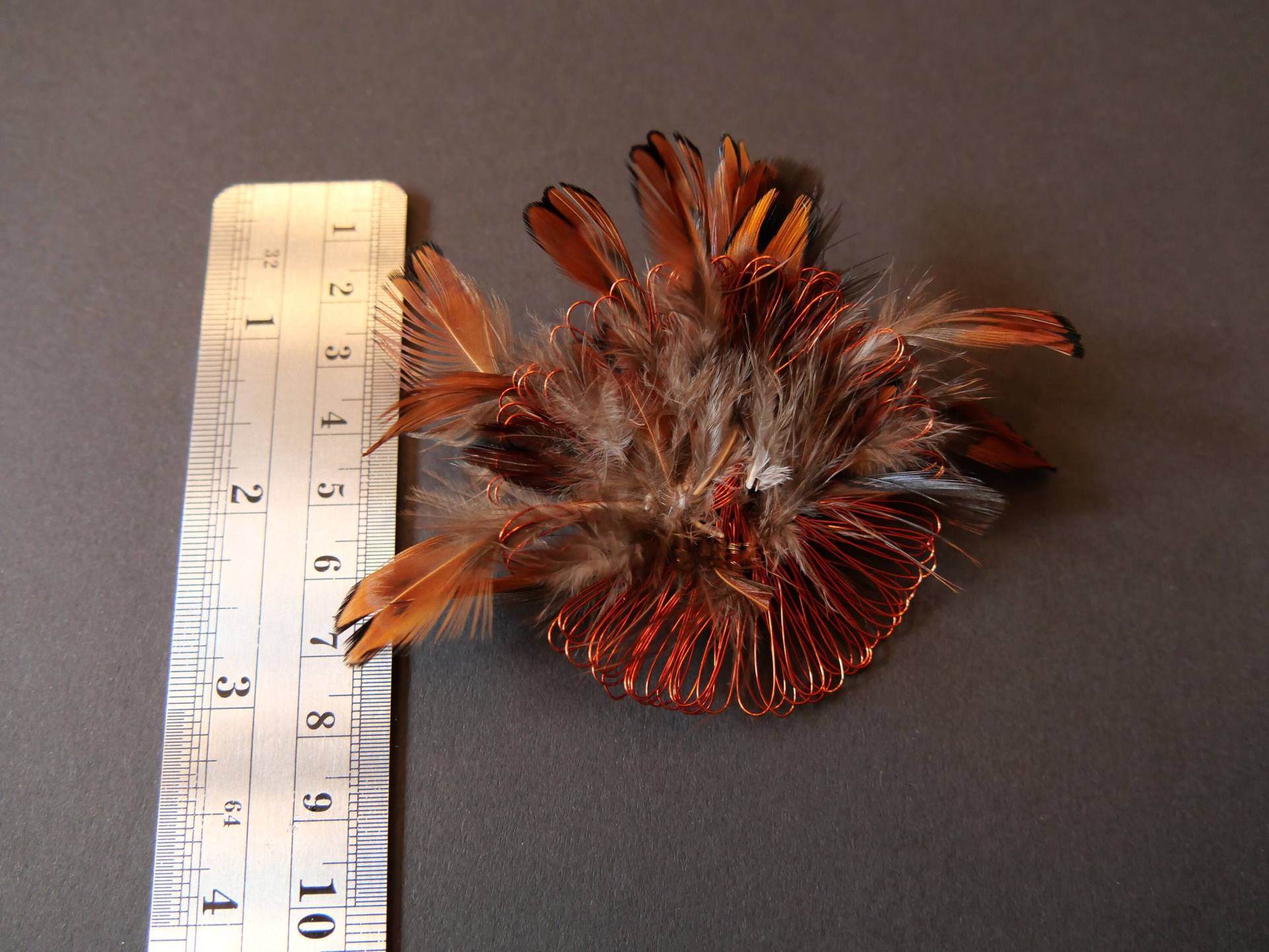 Anstecknadel/ Brosche Kupferblume Mit Perlhunfedern Anstecknadel/ Brosche Kupferblume Mit Perlhunfedern von Stahlfix