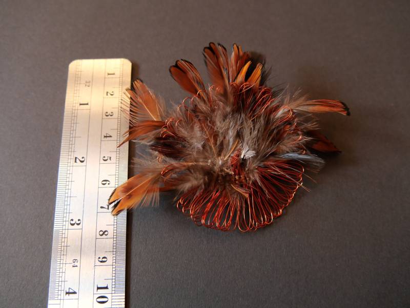Anstecknadel/ Brosche Kupferblume Mit Perlhunfedern von Stahlfix