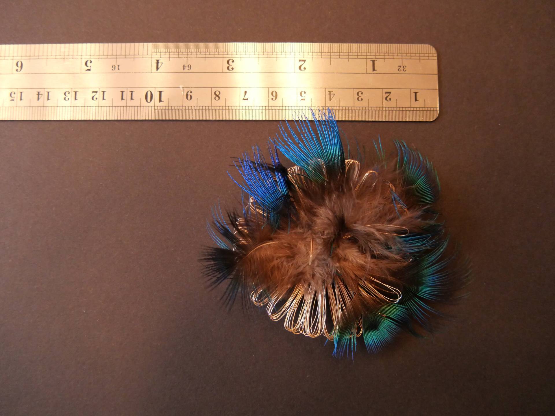 Anstecknadel/ Brosche Silberblume Mit Pfauenfedern Anstecknadel/ Brosche Silberblume Mit Pfauenfedern von Stahlfix