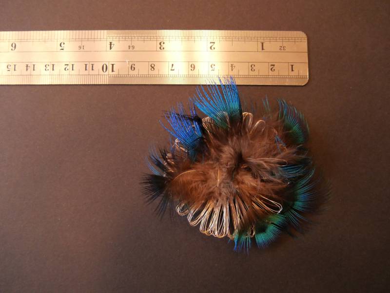 Anstecknadel/ Brosche Silberblume Mit Pfauenfedern Anstecknadel/ Brosche Silberblume Mit Pfauenfedern von Stahlfix