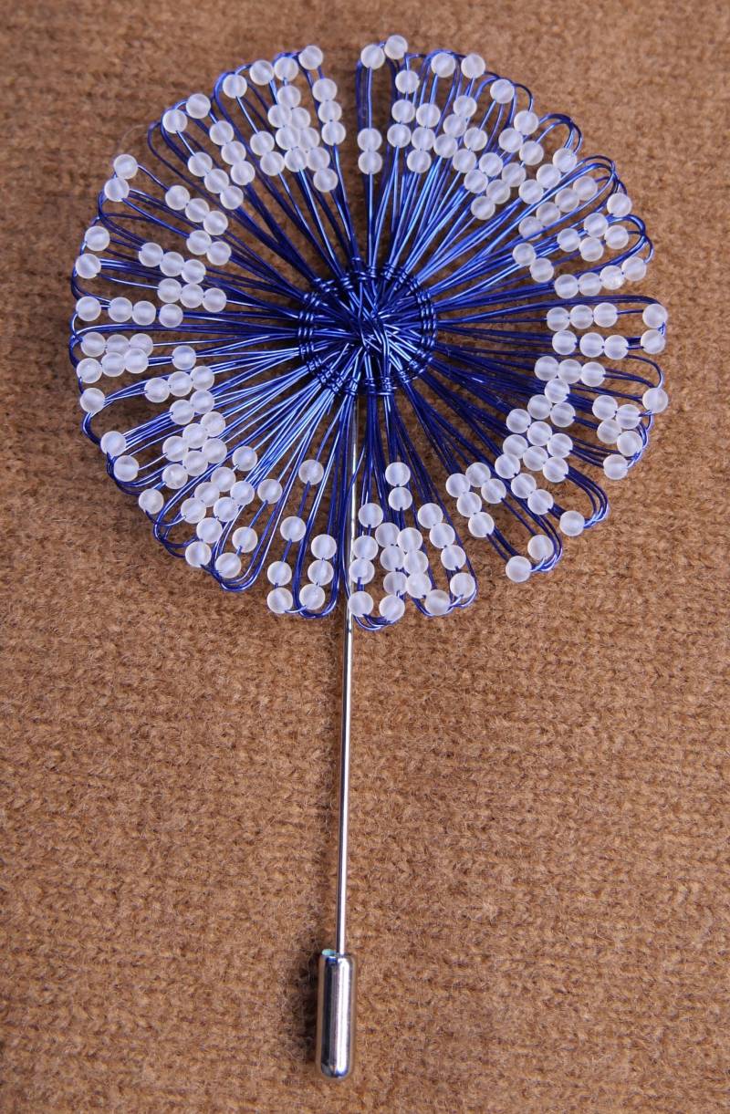 Anstecknadel/Brosche Blume Blau Mit Satanierten Bergkristallperlen Anstecknadel/Brosche Blume Blau Mit Satanierten Bergkristallperlen von Stahlfix