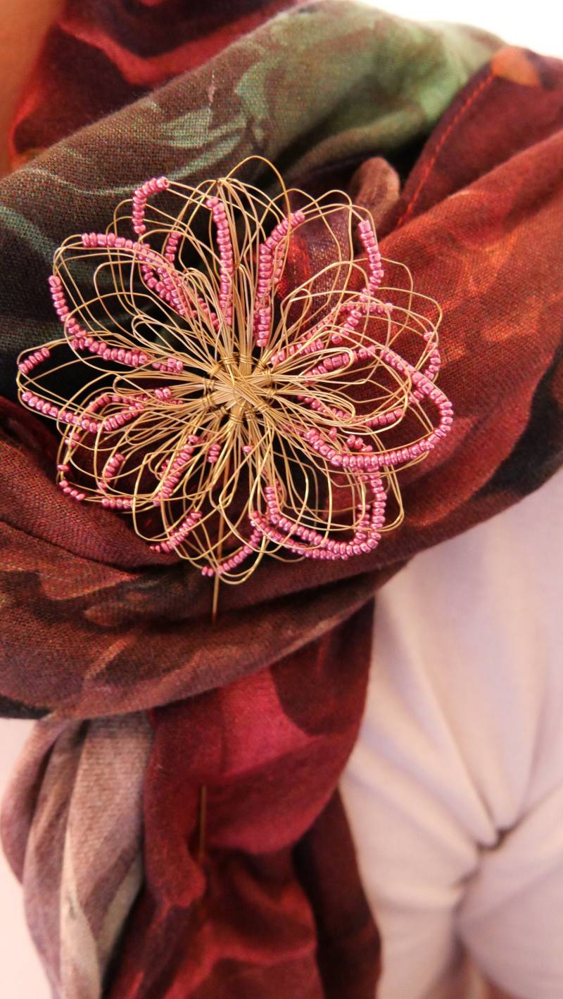 Blumenanstecknadel Aus Messing Mit Rosa Perlen Blumenanstecknadel Aus Messing Mit Rosa Perlen von Stahlfix