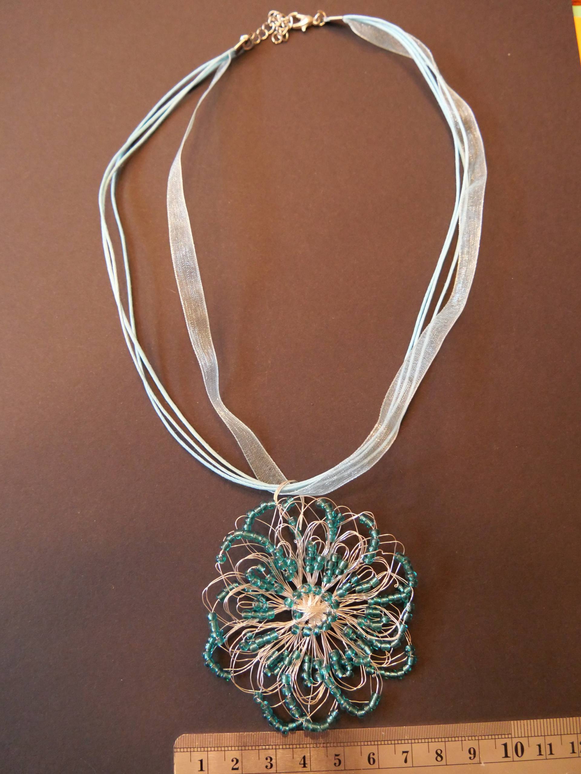 Drahtblumen-Anhänger Mit Umhängeband in Türkis Und Silber Drahtblumen-Anhänger Mit Umhängeband in Türkis Und Silber von Stahlfix