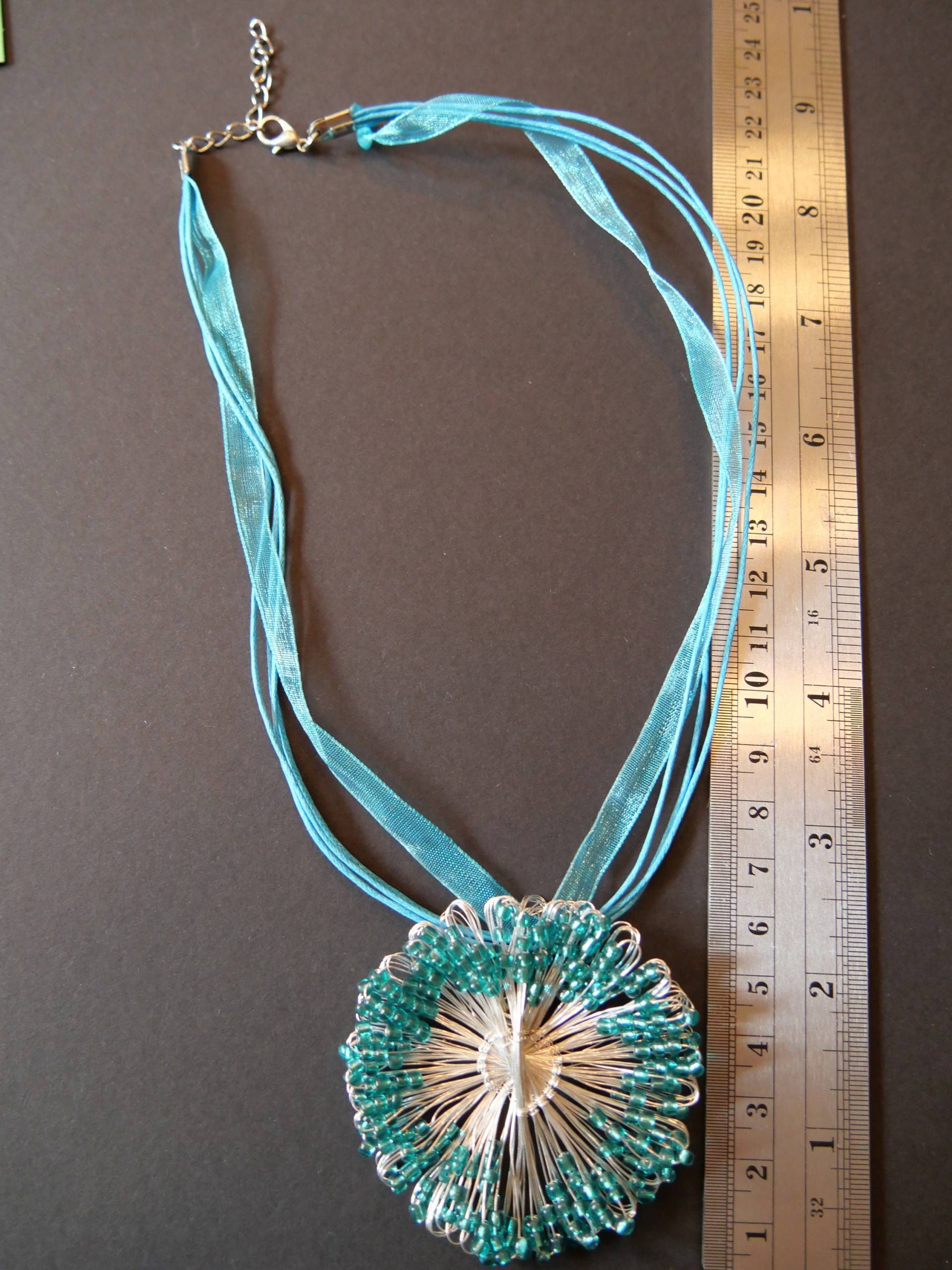 Drahtblumen Anhänger Mit Umhängeband in Türkis Und Silber Drahtblumen Anhänger Mit Umhängeband in Türkis Und Silber von Stahlfix