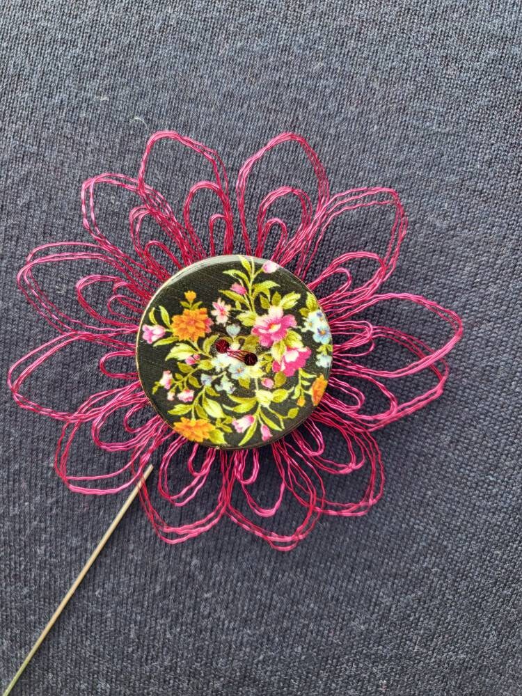 Pinke Blumenbrosche Mit Langer Hutnadel Pinke Blumenbrosche Mit Langer Hutnadel von Stahlfix