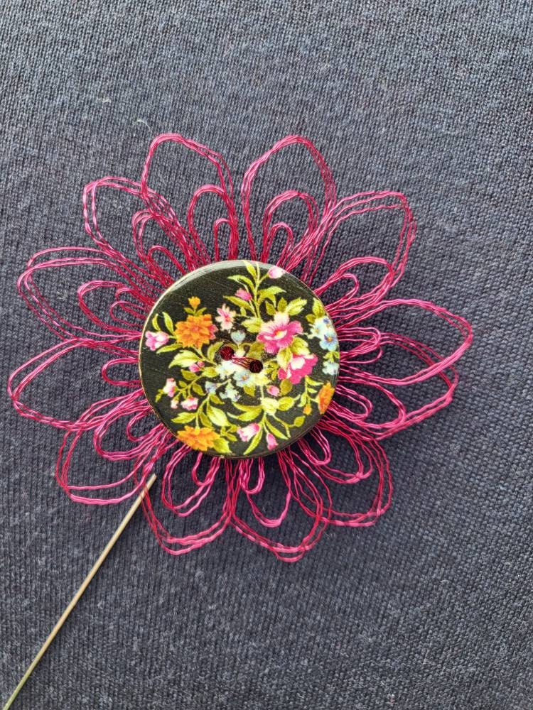Pinke Blumenbrosche Mit Langer Hutnadel Pinke Blumenbrosche Mit Langer Hutnadel von Stahlfix