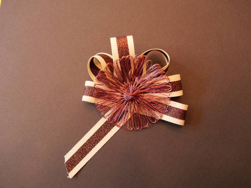 Schleifenbrosche Mit Drahtblume, Anstecknadel Schleifenbrosche Mit Drahtblume, Anstecknadel von Stahlfix