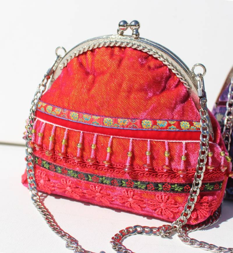 Ibiza Boho Hippie Hübsche Bügeltasche Samt Pink Violett Mademoiselle Perlenbordüre Handtasche Abendtasche von StahlhofenBagsKoeln
