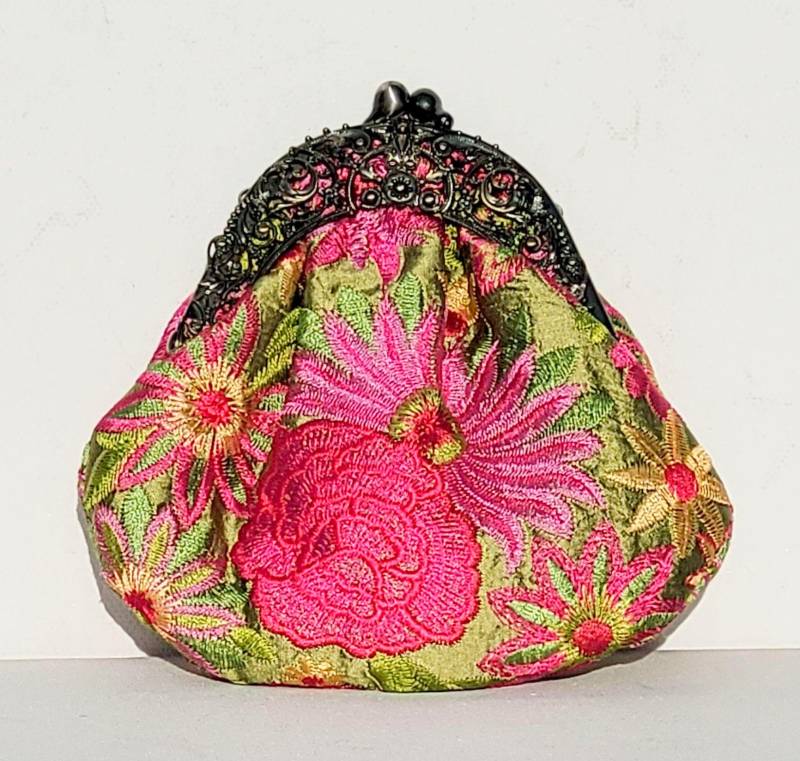Geldbörse Bestickte Seide Gerbera Pink Börse Clipbörse Bügeltäschchen Portemonnaie Vintage Barock Rokoko Creme Pink Grün von StahlhofenBagsKoeln