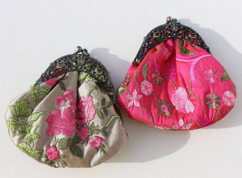 Geldbörse Bestickte Seide Millefiori Pink Schneeweißchen Börse Clipbörse Bügeltäschchen Portemonnaie Vintage Barock Rokoko Creme Pink Grün von StahlhofenBagsKoeln