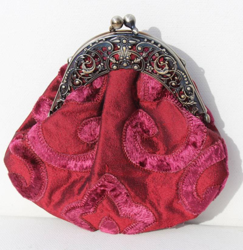 Geldbörse Rot Seide Alhambra Börse Clipbörse Bügeltäschchen Clipverschluss Portemonnaie Vintage Barock Rokoko Lilie von StahlhofenBagsKoeln