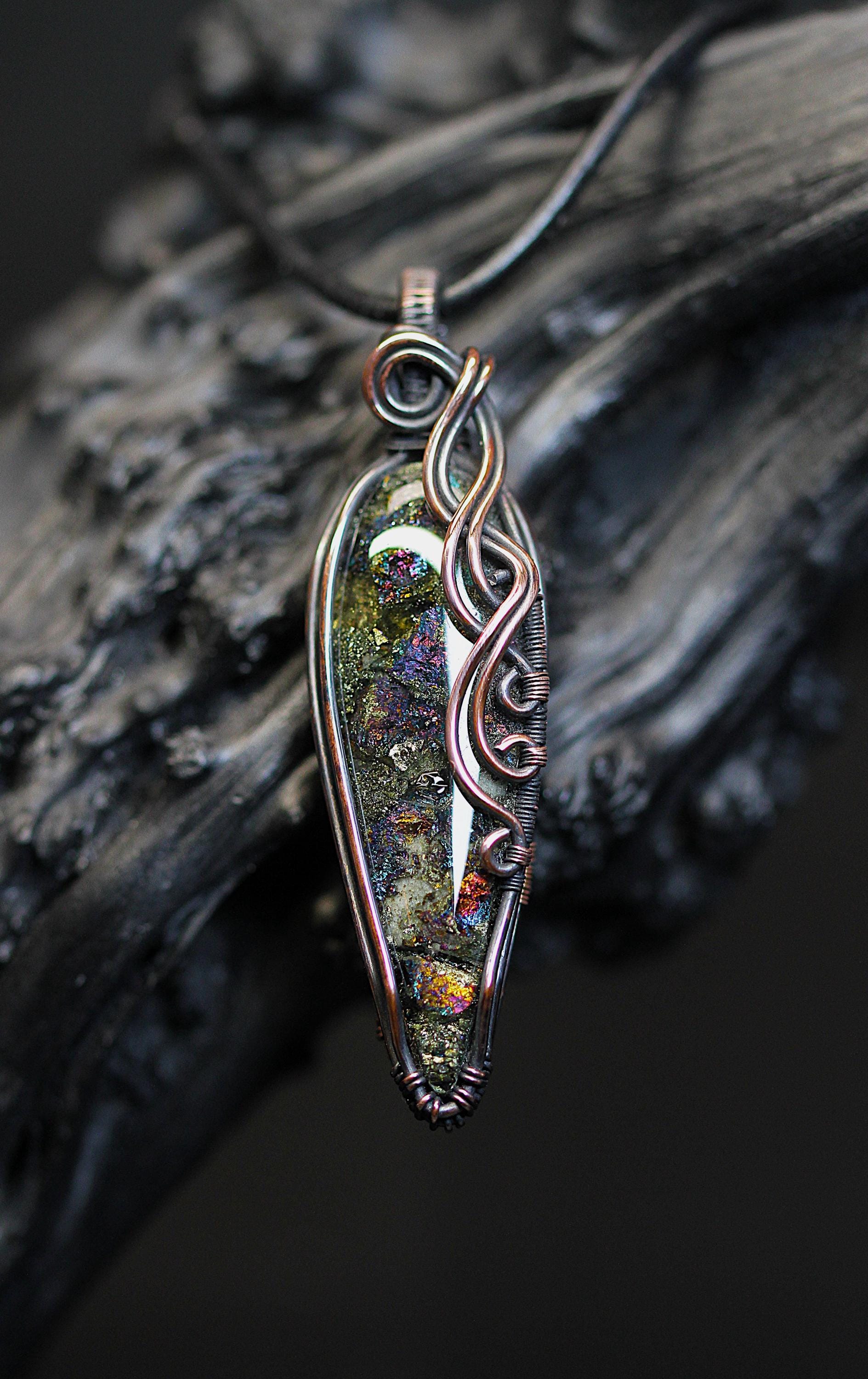 Bunter Kupferkies Kettenanhänger in Kupfer Für Damen, Multicolor Stein Buntkupferkies Peacock Ore Anhänger, Alternativ Stil Schmuck Antik von Stahlweberei