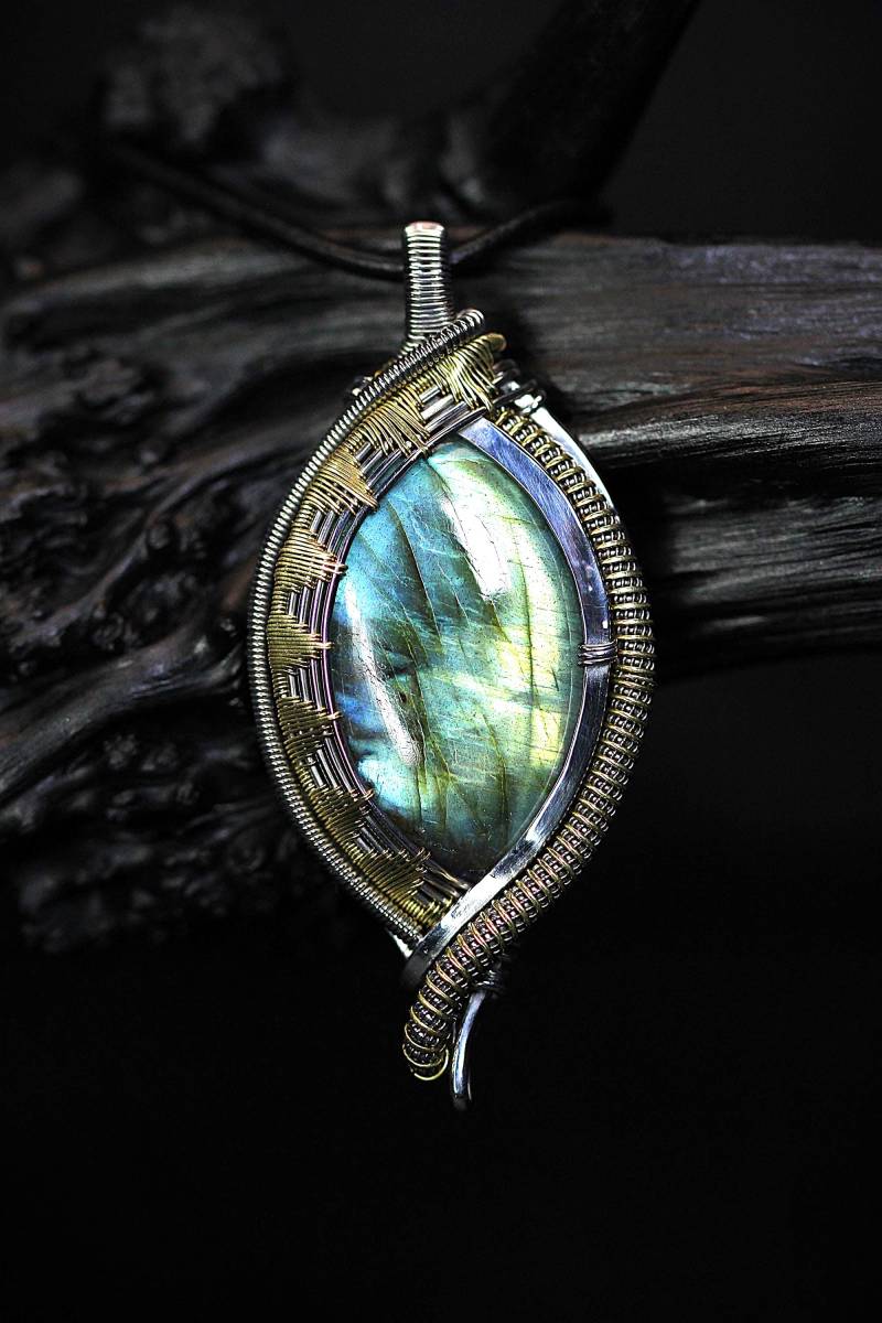 Bunter Labradorit Kettenanhänger in Einer Zweifarbigen Fassung Gold Und Silber Aus Messing Edelstahl Für Frauen von Stahlweberei