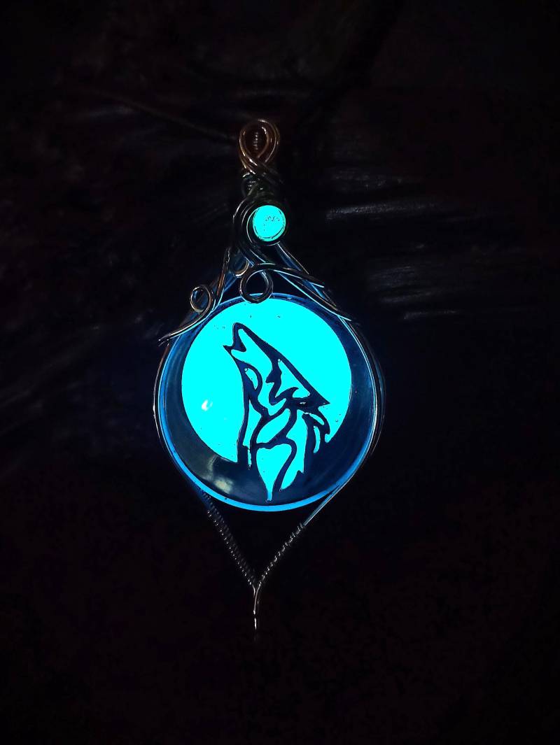 Nachtleuchtender Wolf Kettenanhänger in Silber | Edelstahl, Glow The Dark Schmuck Mit Stilisiertem Wolfskopf, Spirit Animal Amulett von Stahlweberei