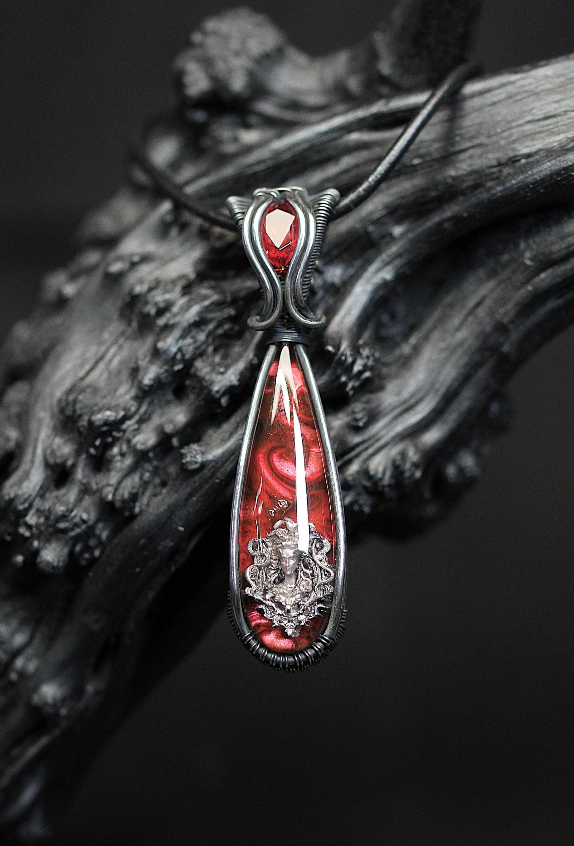 Roter Medusa Kettenanhänger in Antik Silber, Gothic Tropfen Anhänger Für Frauen, Damen Schmuck Stahl von Stahlweberei