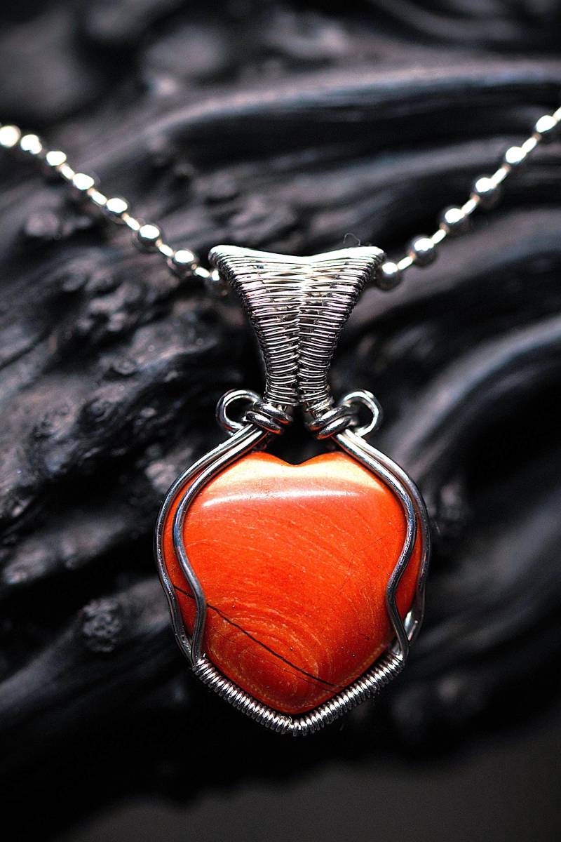 Rotes Jaspis Herz Kettenanhänger Für Damen, Beidseitig Tragbar in Silber | Edelstahl Liebe, Freundschaft Und Familie von Stahlweberei