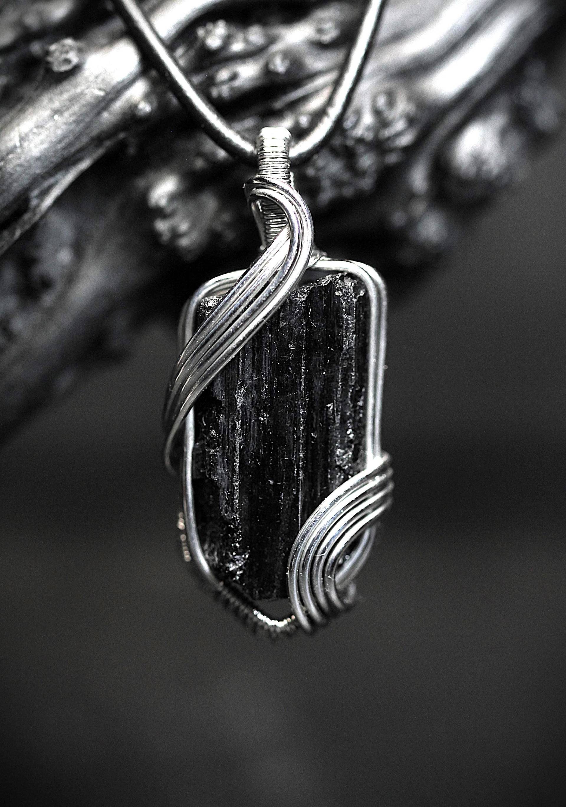 Schwarzer Turmalin Rohstein Kettenanhänger | Unisex Schörl Anhänger Schmuck in Silber Edelstahl Halskette von Stahlweberei