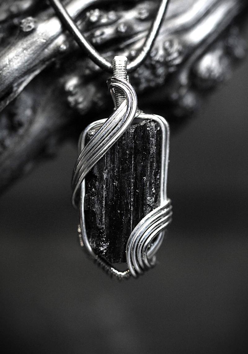 Schwarzer Turmalin Rohstein Kettenanhänger | Unisex Schörl Anhänger Schmuck in Silber Edelstahl Halskette von Stahlweberei