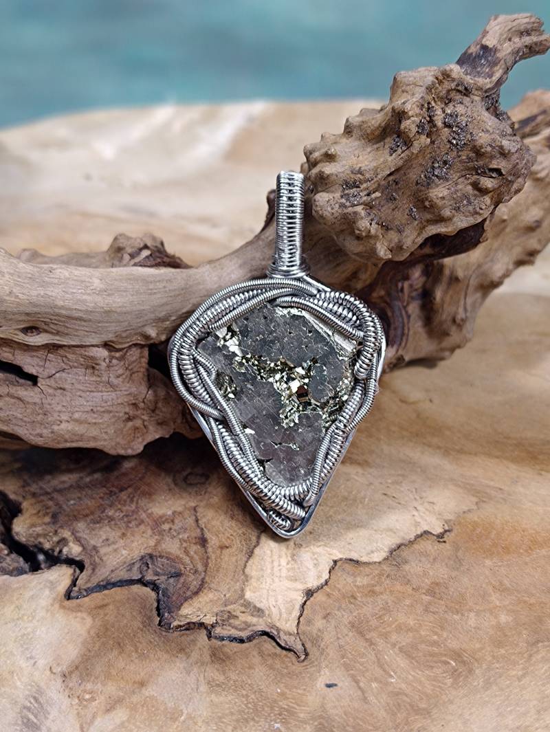 Unisex Kettenanhänger, Pyrit in Edelstahl, Druzy Anhänger von Stahlweberei