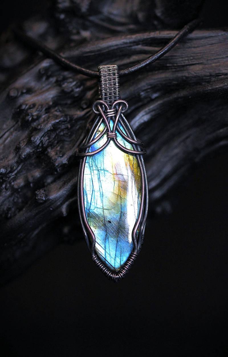 Unisex Labradorit Kettenanhänger in Silber | Edelstahl Anhänger Für Männer Und Frauen Mit Antik Finish von Stahlweberei