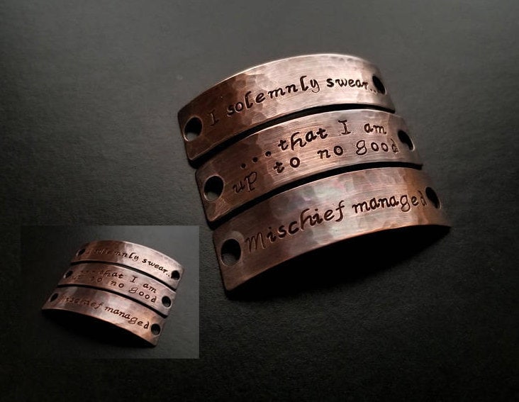 2 Personalisierte Kupfer Oder Aluminium Hand Gestempelter Laufschuh Schuhband Anhänger Sneaker Charm Run Erinnerung Id Tag Custom Shoe Laces von StampedByTheHeart