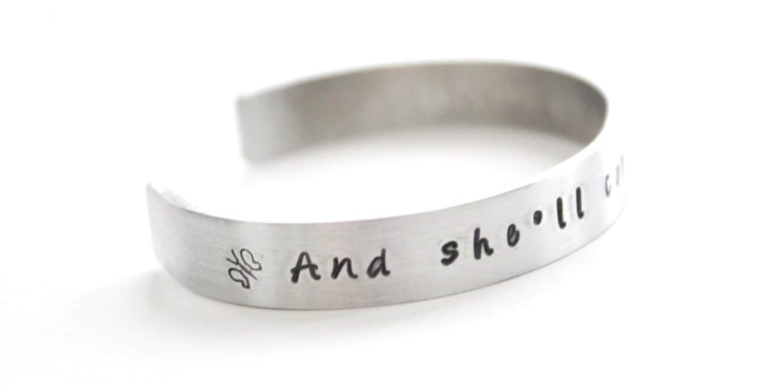 Aluminium Hand Gestempelt Manschette Armband 3/8 "Breite Name Id Andenken Liebe Familie Mom Custom Personalisierte von StampedByTheHeart