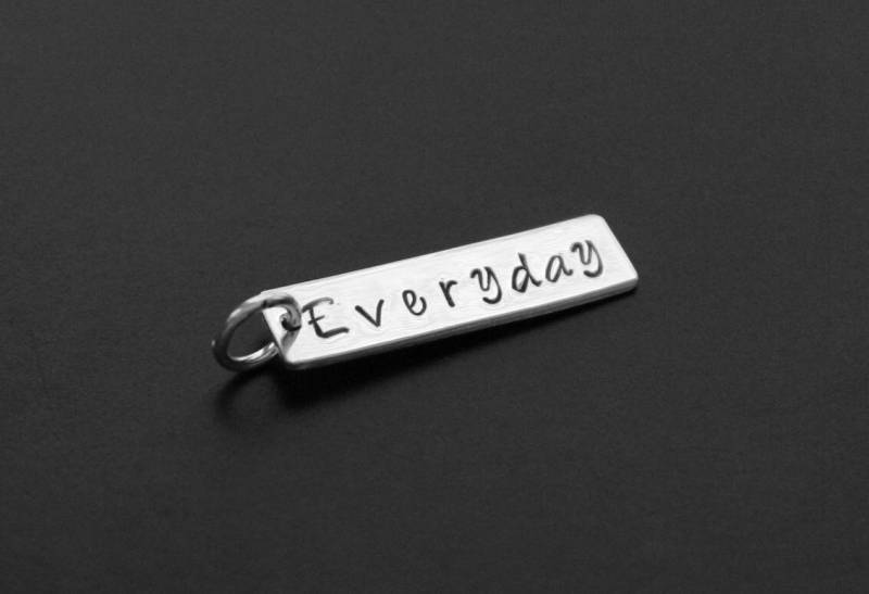 Ein 1" Rechteck Sterling Silber Hand Gestempelt Personalisiert Charm Mama Kinder Name Brautjungfer Initiale Spezialität Stempel Tag Anhänger von StampedByTheHeart