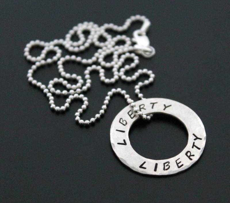 sterling Silber Scheibe Charm 1"Kreis Handgestempelt Halskette Anhänger Mama Muttertag Papa Sport Laufen Liebe Namen von StampedByTheHeart