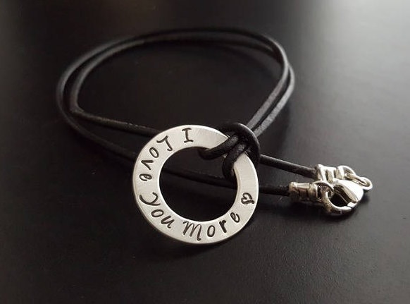 sterling Silber Waschring Charm 1"Hand Gestempelt Schwarzes Lederband Halskette Anhänger Mama Sport Laufen Liebe Namen von StampedByTheHeart