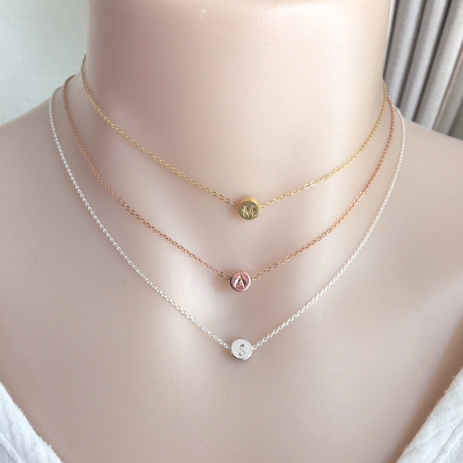 Doppelte Doppelseitig Personalisierte Dot Halsband, Erste Münze, Scheibe Halskette, Monogrammhalskette, Zierliche Schwester Geschenk von StampedEve