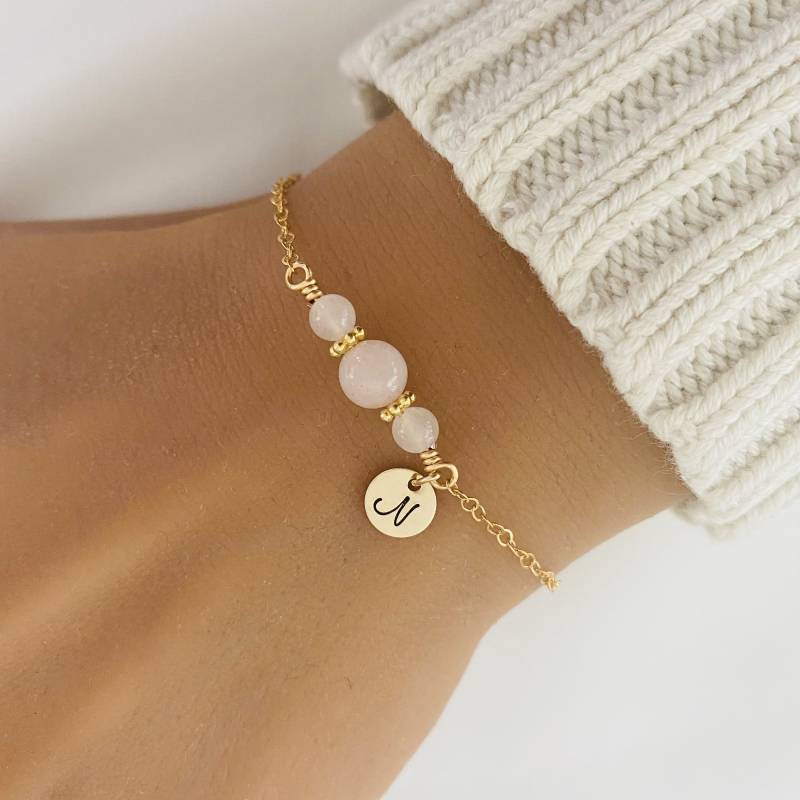 Personalisierte Rose Quartz Armband, Natürliche Edelstein Brautjungfer Blumenmädchen Kristall Spirituelle Zierlich von StampedEve