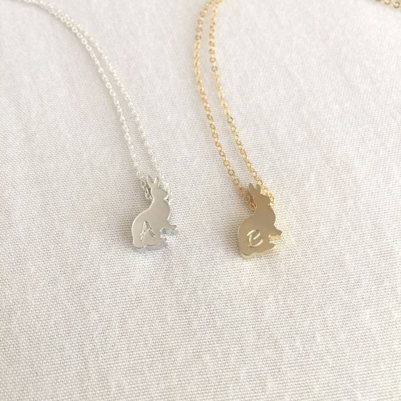 Personalisierte Sterling Silber Hase Halskette, Gold Hase, Liebhaber Geschenk, Haustier Initial Charm von StampedEve