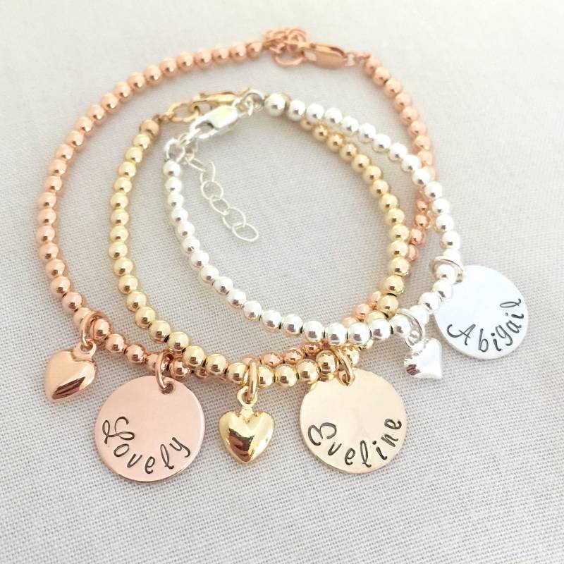 Rose Gold Name Armband, Baby Junge Oder Mädchen Neue Mutter Brautjungfer Schmuck, Trauzeugin Geschenk, Brauts Geschenk von StampedEve