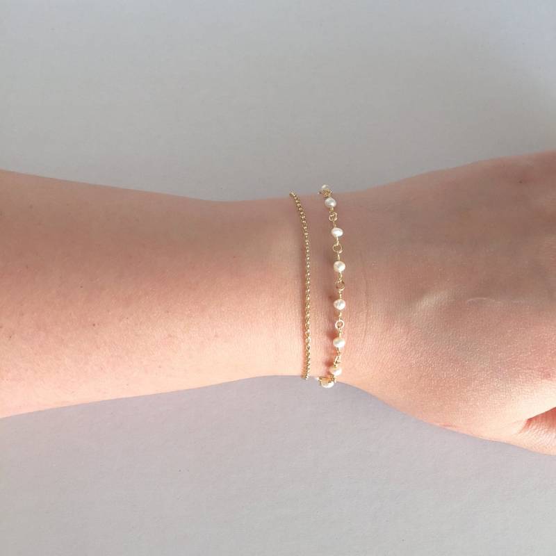 Süßwasserperle Armband, Brautjungfer Armbänder, Doppeltes Zartes Rolo-Kettenarmband, Brautarmband, Geschichtetes Minimalistisch von StampedEve