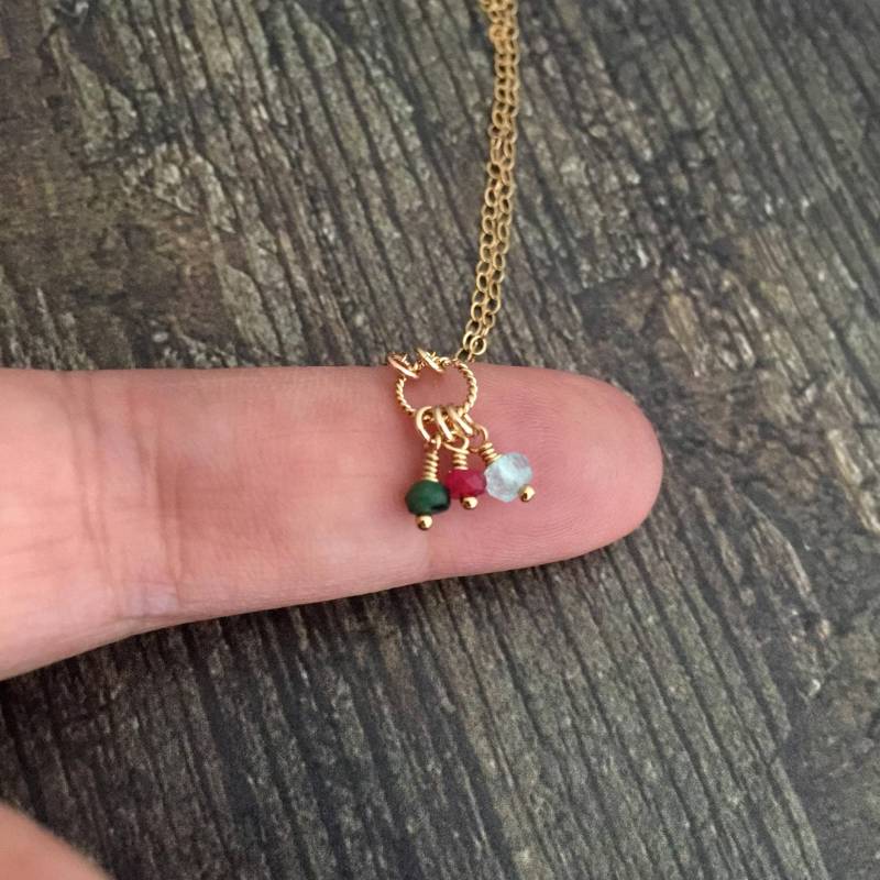 Super Kleine Familie Edelstein Halskette, Rubin Smaragd Opal Saphir Birthstone Mutter Halskette von StampedEve