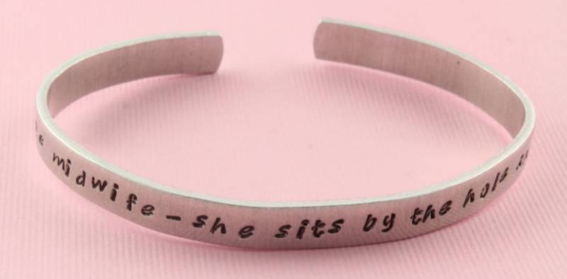 Coyote Hebamme Armband - Sie Sitzt Am Loch Und Wartet Dankesgeschenk Silber Midwife Geschenk Unter 20 von StampinOffThePath