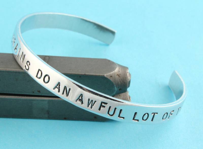 Einige Menschen Ohne Gehirne Tun Eine Furchtbare Menge Reden - Handgestempeltes Manschettenarmband Verstellbares Armband Weihnachtsgeschenk Silber von StampinOffThePath