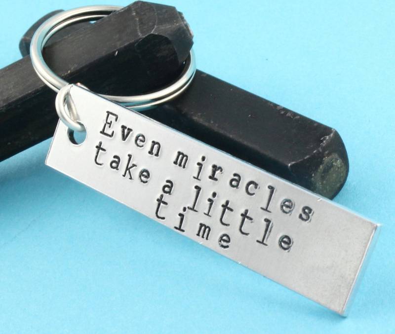 Even Miracles Take A Little Time Schlüsselanhänger - Silber Spruch Fee Patin Zitat Inspirierender Motivierend von StampinOffThePath