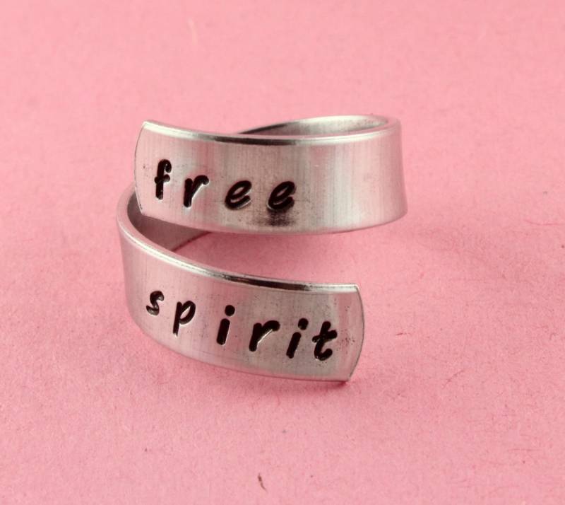 Free Spirit Ring - Verstellbarer Twist Silberring Peace Love Mind Custom Geschenk Unter 20 von StampinOffThePath