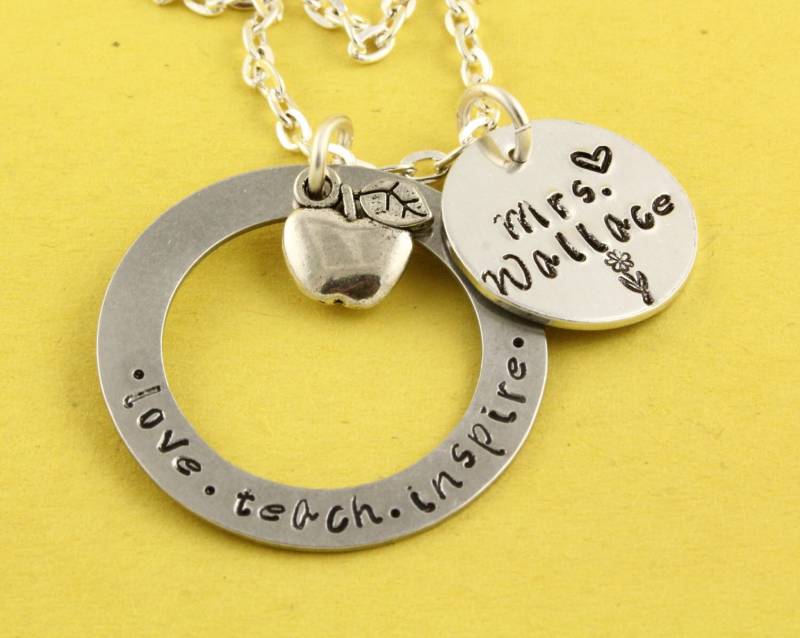 Geschenk Für Lehrer - Klassenzimmer Dankesgeschenk Wertschätzung Personalisierte Halskette von StampinOffThePath