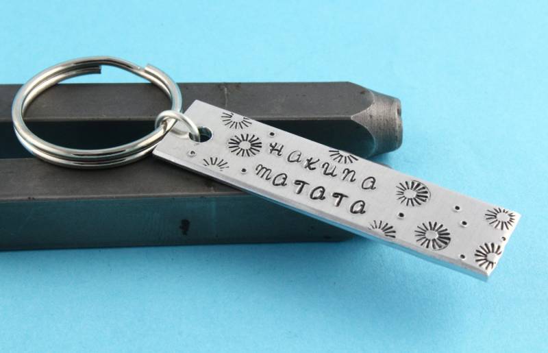 Hakuna Matata Schlüsselanhänger - Silber Schlüsselring Keine Sorgen Muttertagsgeschenk von StampinOffThePath