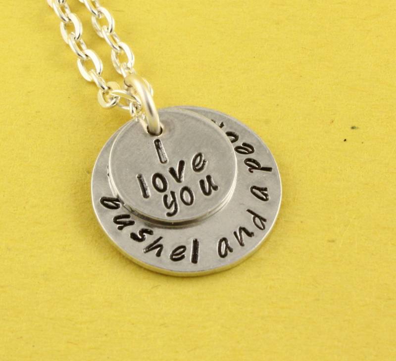 I Love You A Bushel & Peck Halskette - Silber Personalisierte Anpassbare Geschenk Für Sie von StampinOffThePath