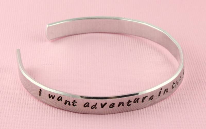 I Want Adventure in The Great Wide Somewhere - Individuelles Armband Silber Verstellbares Geschenk Für Reisende Reisegeschenk von StampinOffThePath